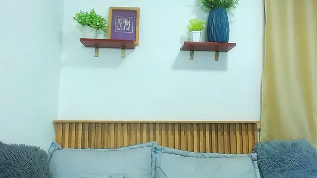 Snapshot of Violet_2003 chatting on 06/11/26, 12:32 Violet 2003 online show from 06/11/26, 12:32