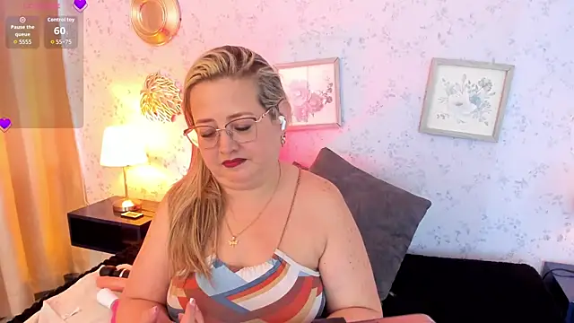 Martinacurvy  online show from 07/28/26, 04:39