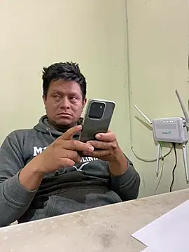 Snapshot of Luis-Armando chatting on 04/16/26, 04:19 Luis-Armando online show from 04/16/26, 04:19
