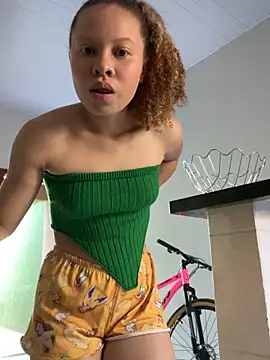 Snapshot of jhully_hot chatting on 04/18/26, 01:15 jhully hot online show from 04/18/26, 01:15