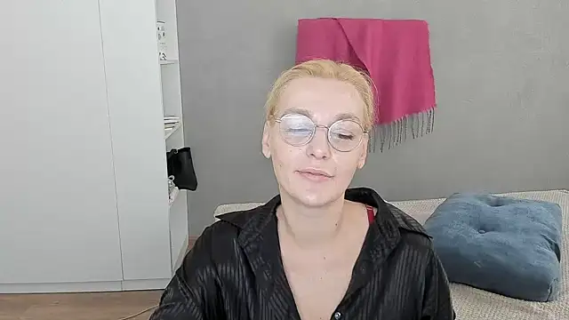 Snapshot of OeigesMik chatting on 06/02/26, 08:49 OeigesMik online show from 06/02/26, 08:49