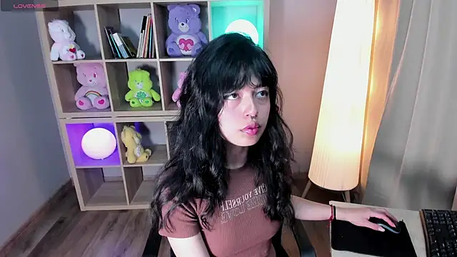 Snapshot of Saphyralux chatting on 06/17/26, 09:49 Saphyralux online show from 06/17/26, 09:49