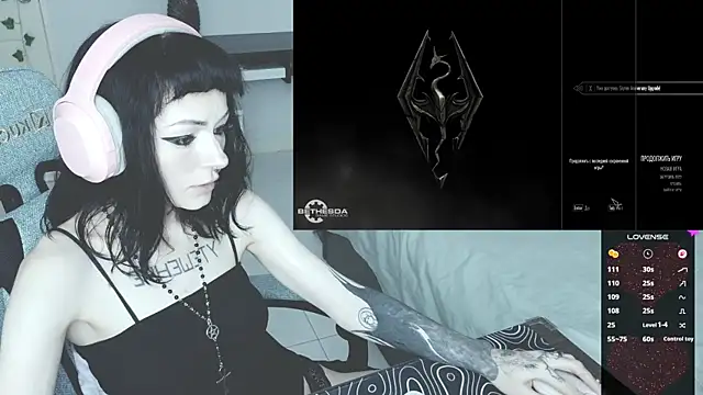 Snapshot of H3xD0ll chatting on 06/19/26, 02:43 H3xD0ll online show from 06/19/26, 02:43