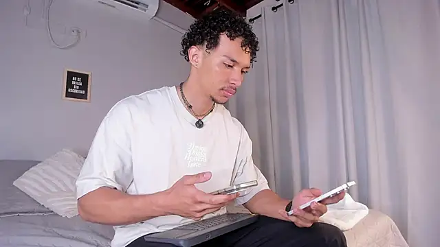 Snapshot of dominik_drake chatting on 04/10/26, 12:43 dominik drake online show from 04/10/26, 12:43