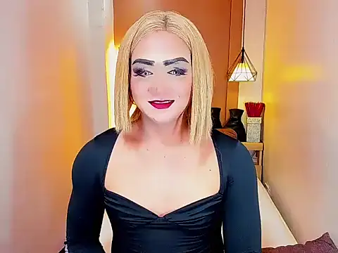 Snapshot of HugexMsLovelyxCock chatting on 04/15/26, 11:38 HugexMsLovelyxCock online show from 04/15/26, 11:38