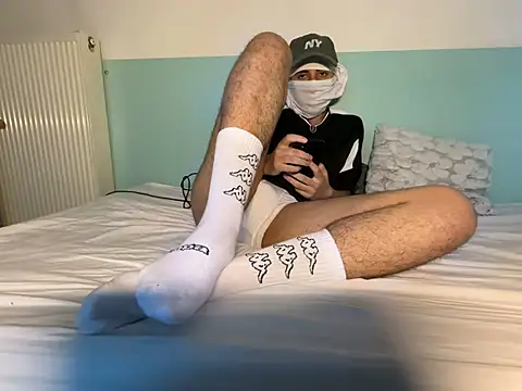 Snapshot of Rebeu_77 chatting on 05/21/26, 06:26 Rebeu 77 online show from 05/21/26, 06:26