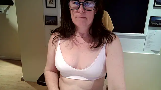 Snapshot of CuriousMadame chatting on 04/18/26, 11:58 CuriousMadame online show from 04/18/26, 11:58