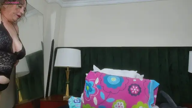 Snapshot of RoxanneSquirt chatting on 05/15/26, 11:56 RoxanneSquirt online show from 05/15/26, 11:56