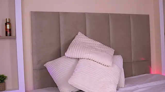 Snapshot of Amoraluxee chatting on 05/07/26, 05:57 Amoraluxee online show from 05/07/26, 05:57