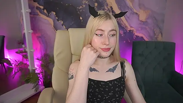 Snapshot of MelaniiePlay chatting on 05/25/26, 01:17 MelaniiePlay online show from 05/25/26, 01:17