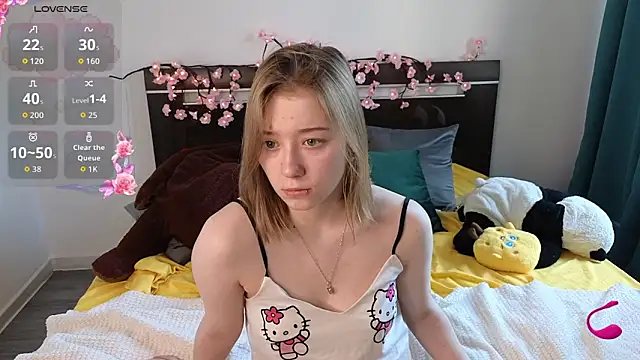 Snapshot of luniera chatting on 06/14/26, 03:19 luniera online show from 06/14/26, 03:19