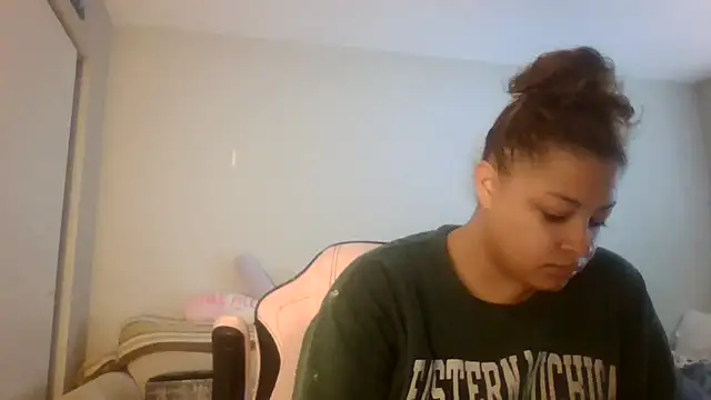 madzbailey online show from 06/11/26, 02:15