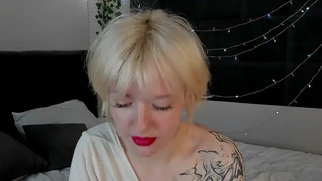 Snapshot of LunaaBee chatting on 05/18/26, 04:07 LunaaBee online show from 05/18/26, 04:07