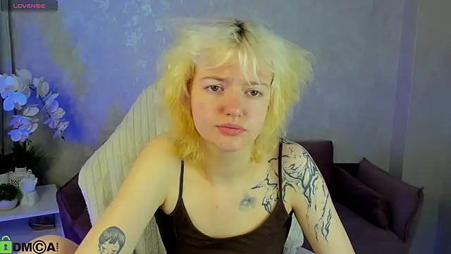 Snapshot of LunaaBee chatting on 06/10/26, 01:06 LunaaBee online show from 06/10/26, 01:06