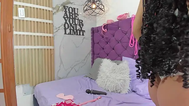 Snapshot of Eva-Lonx chatting on 07/07/26, 04:33 Eva-Lonx online show from 07/07/26, 04:33