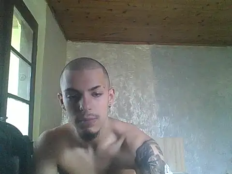 Snapshot of robertmrn112 chatting on 06/12/26, 01:21 robertmrn112 online show from 06/12/26, 01:21