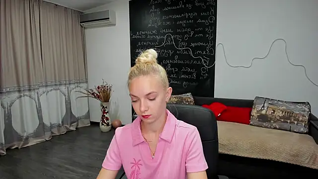 Snapshot of SonnySofia chatting on 06/12/26, 05:39 SonnySofia online show from 06/12/26, 05:39