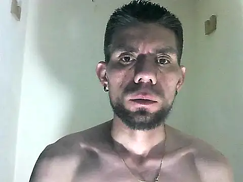 Snapshot of thomas2wood chatting on 06/08/26, 01:28 thomas2wood online show from 06/08/26, 01:28