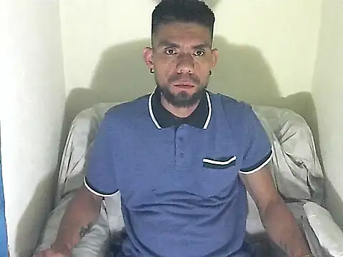 Snapshot of thomas2wood chatting on 06/12/26, 03:05 thomas2wood online show from 06/12/26, 03:05