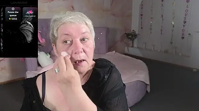 Poppy Pulse online show from 06/10/26, 04:34