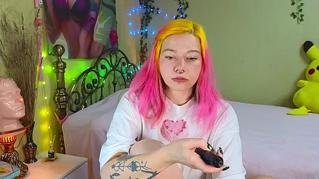 Snapshot of Sansarella chatting on 12/15/25, 01:04 Sansarella online show from 12/15/25, 01:04