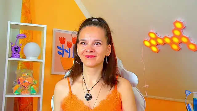 Snapshot of LeonaLane chatting on 05/14/26, 06:31 LeonaLane online show from 05/14/26, 06:31