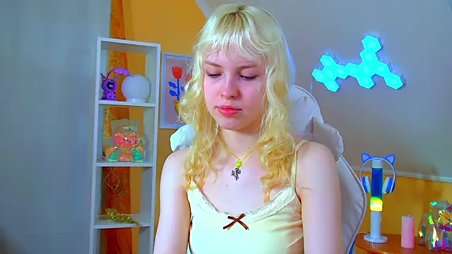 HannahHollis online show from 06/17/26, 06:16