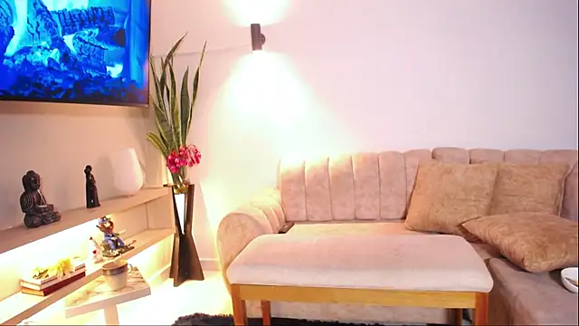 Snapshot of Honey_luxury_cute chatting on 04/21/26, 01:07 Honey luxury cute online show from 04/21/26, 01:07