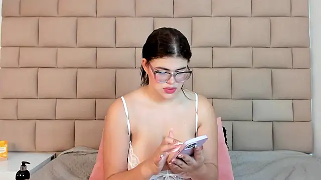 Snapshot of TifannyRosen chatting on 05/24/26, 12:43 TifannyRosen online show from 05/24/26, 12:43