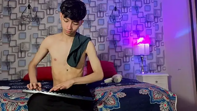 Snapshot of Twink_Sebas7 chatting on 06/07/26, 12:09 Twink Sebas7 online show from 06/07/26, 12:09
