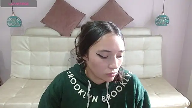 Snapshot of Marianne_Cam chatting on 04/17/26, 04:21 Marianne Cam online show from 04/17/26, 04:21