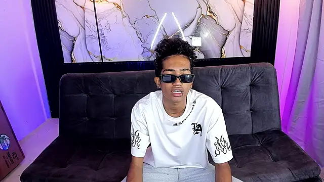 Snapshot of triiangel_latinboy chatting on 06/11/26, 12:25 triiangel latinboy online show from 06/11/26, 12:25