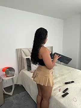 Snapshot of ZaraReyes chatting on 06/11/26, 12:03 ZaraReyes online show from 06/11/26, 12:03