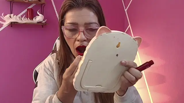 Snapshot of CarolMis_79 chatting on 06/05/26, 12:44 CarolMis 79 online show from 06/05/26, 12:44