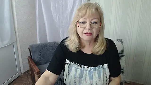 Snapshot of LavandaMay chatting on 04/20/26, 08:28 LavandaMay online show from 04/20/26, 08:28