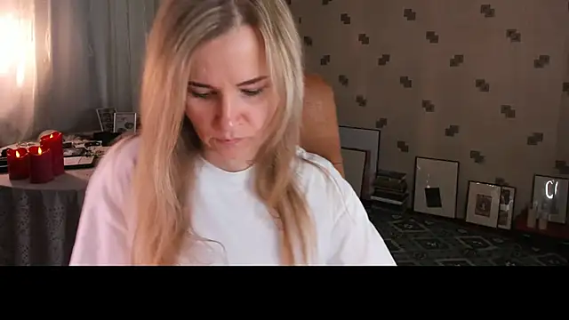 Snapshot of MiaSparkes chatting on 06/12/26, 06:56 MiaSparkes online show from 06/12/26, 06:56