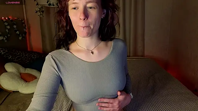 Snapshot of Ricki_Bloom chatting on 05/11/26, 02:45 Ricki Bloom online show from 05/11/26, 02:45