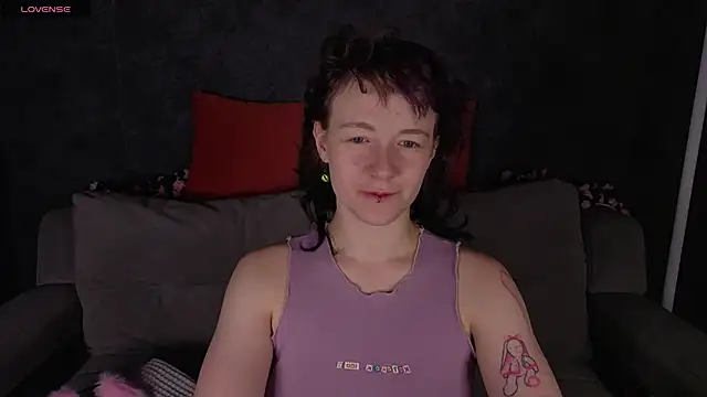 Snapshot of Ricki_Bloom chatting on 06/13/26, 01:03 Ricki Bloom online show from 06/13/26, 01:03