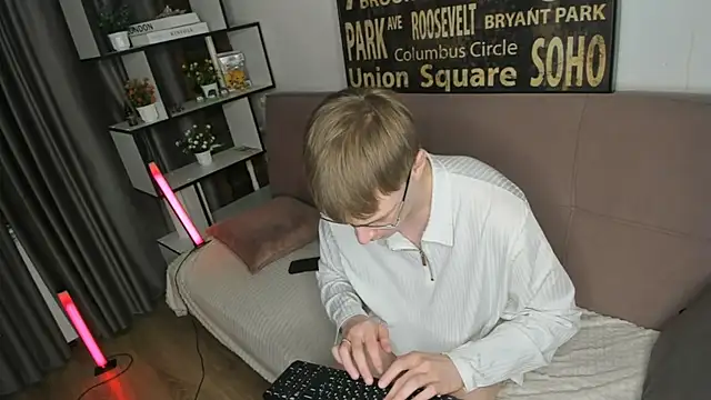TwinkWhite online show from 05/17/26, 09:00