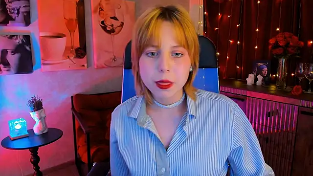 Snapshot of VivienneHebert chatting on 04/18/26, 02:32 VivienneHebert online show from 04/18/26, 02:32