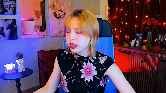 Snapshot of VivienneHebert chatting on 04/20/26, 12:41 VivienneHebert online show from 04/20/26, 12:41