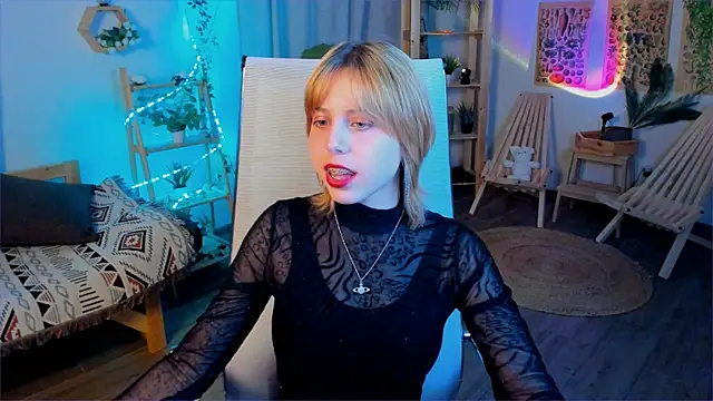 Snapshot of VivienneHebert chatting on 04/24/26, 12:29 VivienneHebert online show from 04/24/26, 12:29