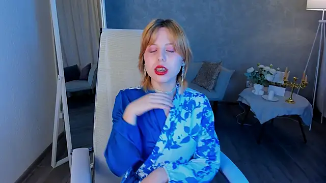Snapshot of VivienneHebert chatting on 04/25/26, 10:07 VivienneHebert online show from 04/25/26, 10:07