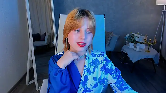 Snapshot of VivienneHebert chatting on 04/25/26, 01:41 VivienneHebert online show from 04/25/26, 01:41