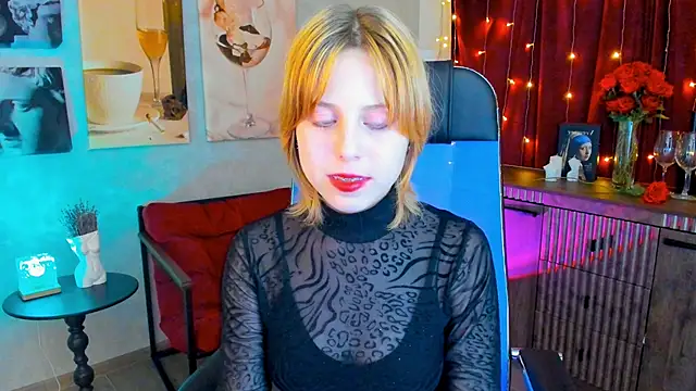Snapshot of VivienneHebert chatting on 04/29/26, 09:57 VivienneHebert online show from 04/29/26, 09:57