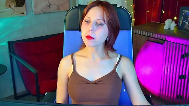 Snapshot of VivienneHebert chatting on 05/17/26, 06:55 VivienneHebert online show from 05/17/26, 06:55