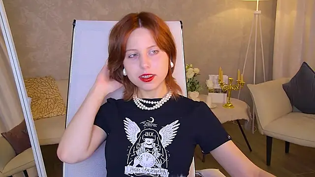 Snapshot of VivienneHebert chatting on 05/18/26, 10:04 VivienneHebert online show from 05/18/26, 10:04