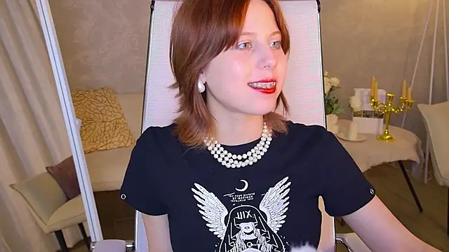 Snapshot of VivienneHebert chatting on 05/19/26, 01:56 VivienneHebert online show from 05/19/26, 01:56