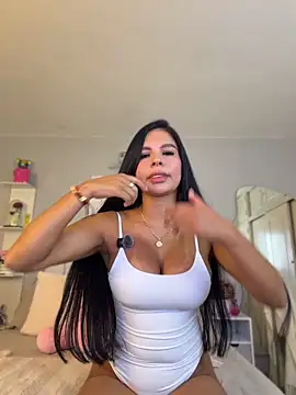 Snapshot of Elara_Luxe chatting on 05/15/26, 09:44 Elara Luxe online show from 05/15/26, 09:44
