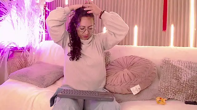 Velvet Curly online show from 05/23/26, 12:20